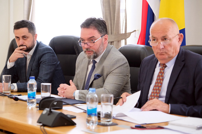 САРАЈЕВО, 12. АПРИЛА /СРНА/ - Министар спољне трговине и економских односа у Савјету министара Сташа Кошарац организовао је данас у Сарајеву састанак Координационог тијела за проблематику одлагања радиоактивног отпада и истрошеног нуклеарног горива на Трговској гори.