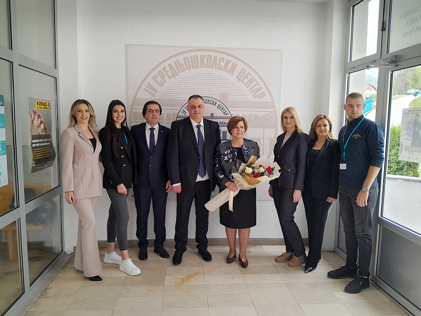 МРКОЊИЋ ГРАД, 12. АПРИЛА /СРНА/ - У оквиру одржавања Смотре ученичких радова у струци текстилство и кожарство у Мркоњић Граду, министар просвјете и културе Републике Српске Жељка Стојичић данас је посјетила Средњошколски центар Мркоњић Град, текстилни погон "Графо Балкан" и фабрику обуће "Бема" које послују на подручју ове општине.