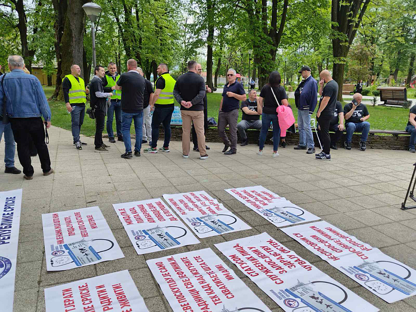 БАЊАЛУКА, 12. АПРИЛА /СРНА/ - Предсједници Синдикалних организација Синдиката здравства и социјалне заштите Републике Српске поручили су са данашњег протестног окупљања у Бањалуци да запослени у овом сектору траже повећање плата и цијене рада, статус службеног лица, те издвајање топлог оброка и регреса из плате.