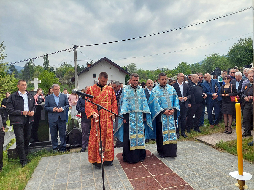 ВИШЕГРАД, 12. АПРИЛА /СРНА/ - Дан руских добровољаца обиљежен је данас у Вишеграду у знак сјећања на тројицу Руса који су у борбама код овог града страдали 12. априла 1993. године.