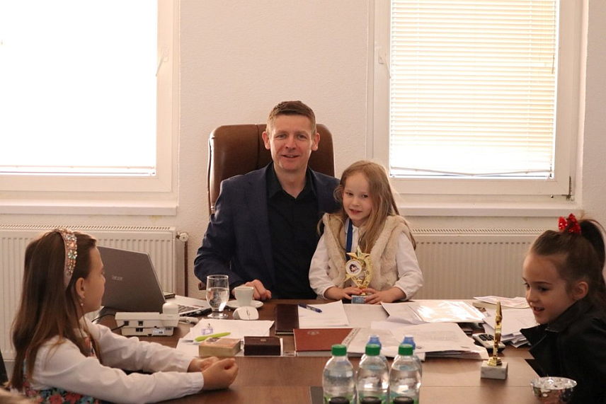 ГАЦКО, 12. АПРИЛА /СРНА/ - Начелник општине Гацко Огњен Милинковић у разговору са малишанима, члановима Плесног клуба "Ми плешемо" /"Wе dance"/ из Гацка, који су постигли значајне успјехе и медаље на недавно одржаним такмичењим.