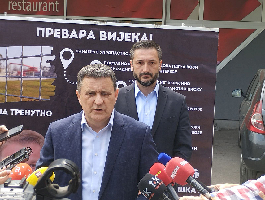 БАЊАЛУКА, 12. АПРИЛА /СРНА/ - Предсједник Градског одбора СНСД-а Бањалука Владо Ђајић на конференцији за новинаре испред бањалучког предузећа "Аквана".