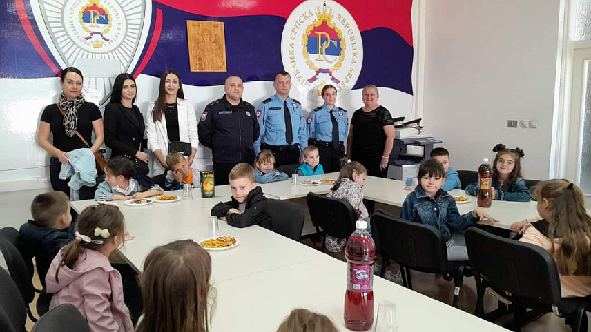 БРОД, 12. АПРИЛА /СРНА/ - Малишани из бродског вртића "Бели анђео" посјетили су данас Полицијску станицу Брод гдје им је приређена добродошлица и упознали су се са полицијским службеницима и њиховим радом.