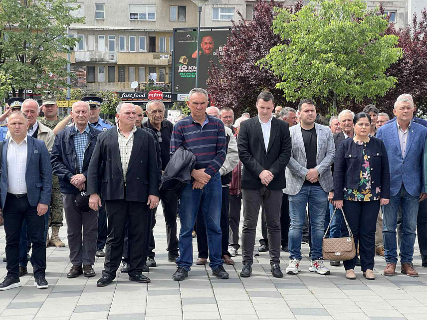 БИЈЕЉИНА, 12. АПРИЛА /СРНА/ - Поводом обиљежавања 32 године од формирања Прве семберске лаке пјешадијске бригаде Војске Републике Српске /ВРС/, положени су вијенци и цвијеће код споменика погинулим борцима на Градском тргу.