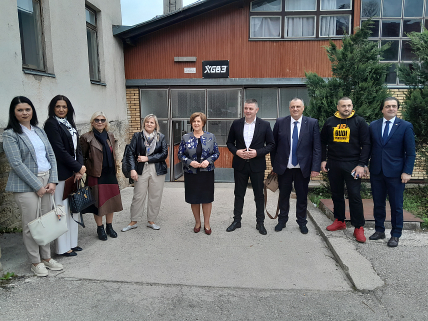 МРКОЊИЋ ГРАД, 12. АПРИЛА /СРНА/ - У оквиру одржавања Смотре ученичких радова у струци текстилство и кожарство у Мркоњић Граду, министар просвјете и културе Републике Српске Жељка Стојичић данас је посјетила Средњошколски центар Мркоњић Град, текстилни погон "Графо Балкан" и фабрику обуће "Бема" које послују на подручју ове општине.