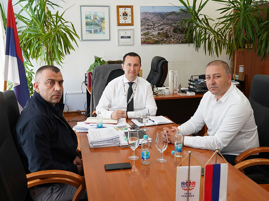 ТРЕБИЊЕ, 12. АПРИЛА /СРНА/ - Градоначелник Требиња Мирко Ћурић рекао је да ће наредних дана бити потписан уговор о изградњи велике обилазнице око Требиња за шта су "Путеви Републике Српске" обезбиједили око пет милиона КМ.
