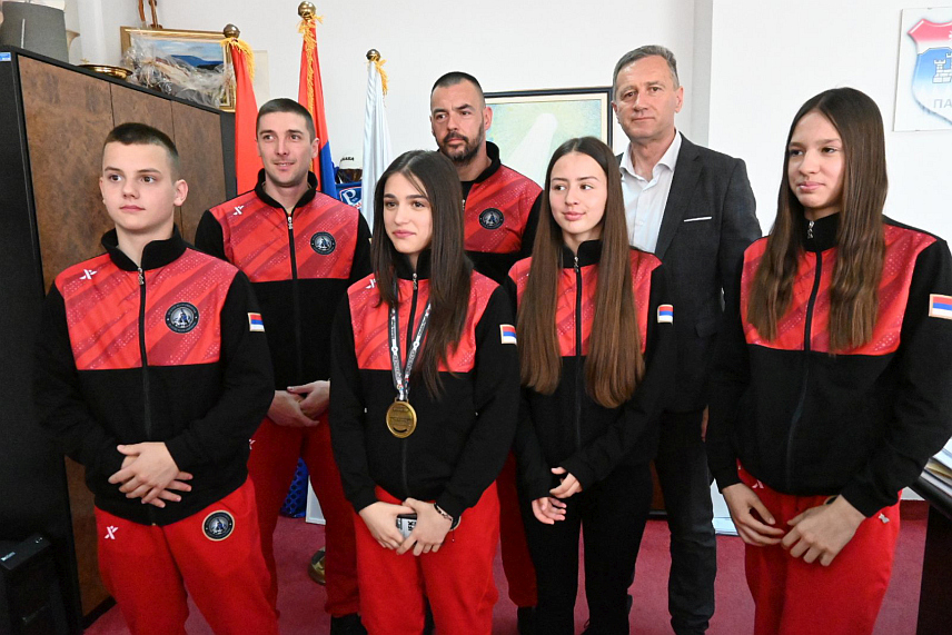 ПАЛЕ, 12. АПРИЛА /СРНА/ - Начелник општине Пале Бошко Југовић организовао је данас пријем за представнике Џију-џицу клуба "Јахорина", чији су чланови учествовали на Европском првенству за младе у Румунији, на којем је Ања Делипара освојила златну медаљу.