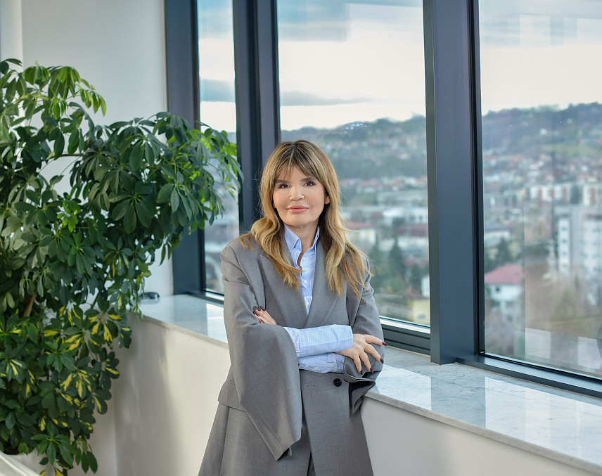 БАЊАЛУКА, 12. АПРИЛА /СРНА/ - Скупштина града Бањалука додијелила је, поводом Дана града - 22. априла, Златни грб града генералном директору компаније "М:тел" Јелени Tриван за изузетан допринос у развоју Бањалуке, његовању односа са другим градовима и врхунске резултате у привреди.