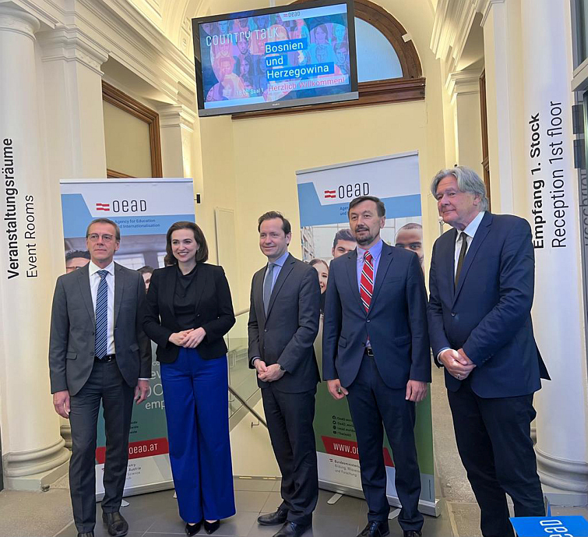 БАЊАЛУКА, 12. АПРИЛА /СРНА/ - Амбасадор БиХ у Аустрији Синиша Бенцун рекао је Срни да међународна сарадња у области образовања може позитивно да утиче и на друге животне области у локалним заједницама, те истакао значај учешћа у међународним програмима ЕРАЗМУС плус и ЦЕЕПУС, као и билатералних споразума између БиХ и Аустрије у области високог и стручног образовања.