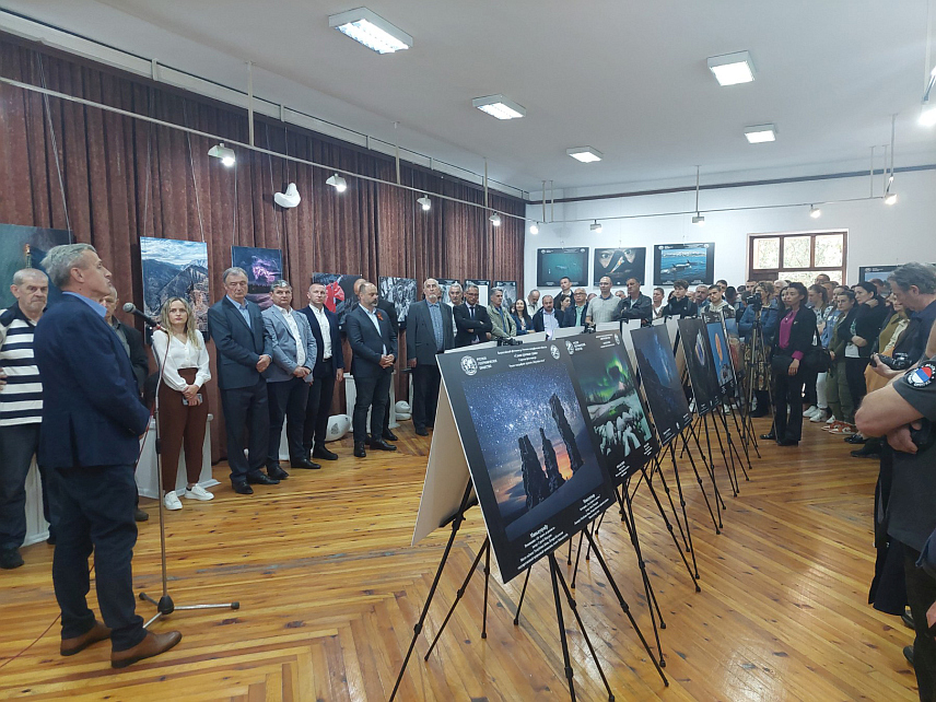 ВИШЕГРАД, 12. АПРИЛА /СРНА/ - Изложба фотографија под називом "Русија, најљепша земља", која приказују пејзаже из Руске федерације, отворена је данас у Градској галерији у Вишеграду поводом обиљежавања Дана руских добровољаца.