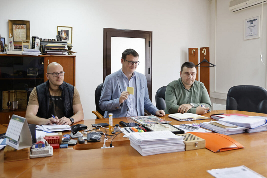 ИСТОЧНО САРАЈЕВО, 12. АПРИЛА /СРНСА/ - Општина Источна Илиџа и ове године финансијски ће помоћи одлазак ученика петих разреда у школу у природи, договорено је данас на састанку начелника Маринка Божовића са директорима основних школа са подручја општине.