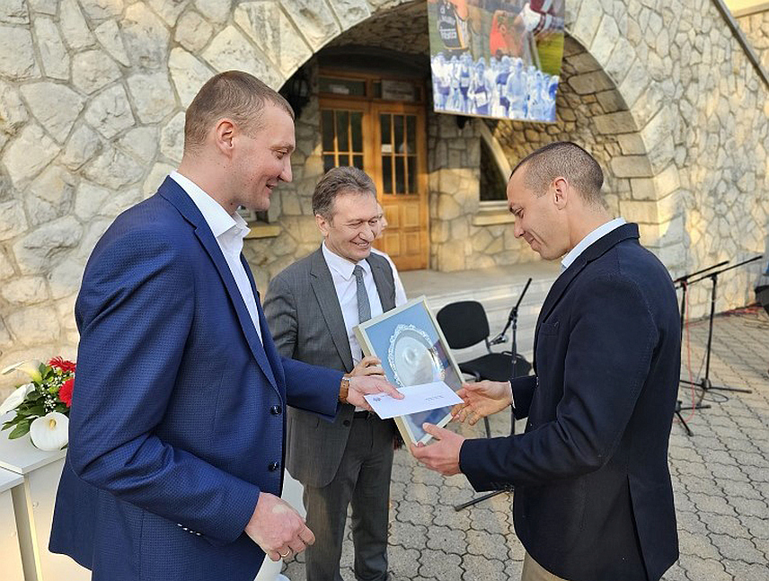 УГЉЕВИК, 12. АПРИЛА /СРНА/ - Ултрамаратонац Младен Стевановић проглашен је за најбољег спортисту Угљевика за прошлу годину.