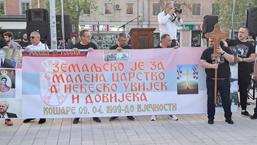 ПОДГОРИЦА, 12. АПРИЛА /СРНА/ - Удружење "Косовски божури од Никшића града" организовао је вечерас литију у част јунака са Кошара која је прошла никшићким улицама.