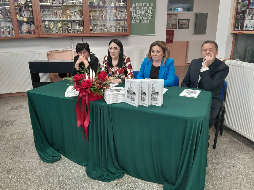 МРКОЊИЋ ГРАД, 12. АПРИЛА /СРНА/ - Фотомонографија "Стазама ратника", аутора Верице Тегелтије, која је настала као свједочанство о раду и постојању КУД "Петар Први Карађорђевић Мркоњић", представљена је вечерас у Мркоњић Граду.