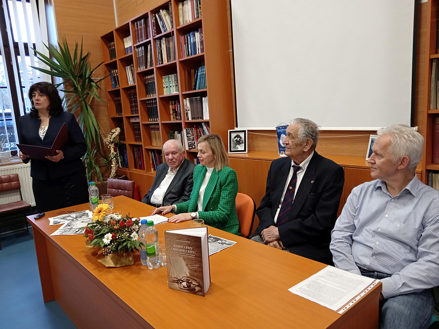 ХАН ПИЈЕСАК, 12. АПРИЛА /СРНА/ - У Народној библиотеци "Бранко Чучак" на Хан Пијеску промовисана је књига "Живот у рату-Доктори у рату", академика Мирка Шошића, која представља сјећање љекара ратне болнице "Коран" на болеснике, рањенике, избјеглице, медицинаре и сараднике.