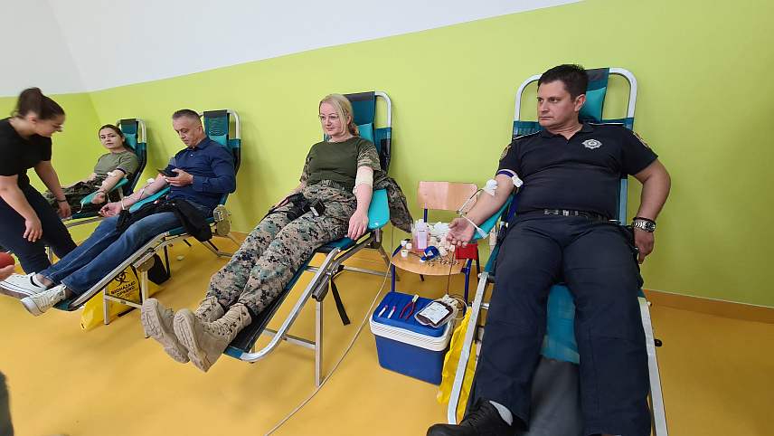 ДОБОЈ, 12. АПРИЛА /СРНА/ - Градска организација Црвеног крста у Добоју организовала је данас акцију добровољног давања крви, прву ове године, а циљ је да се у наредном периоду формира заједнички регистар добровољних давалаца.