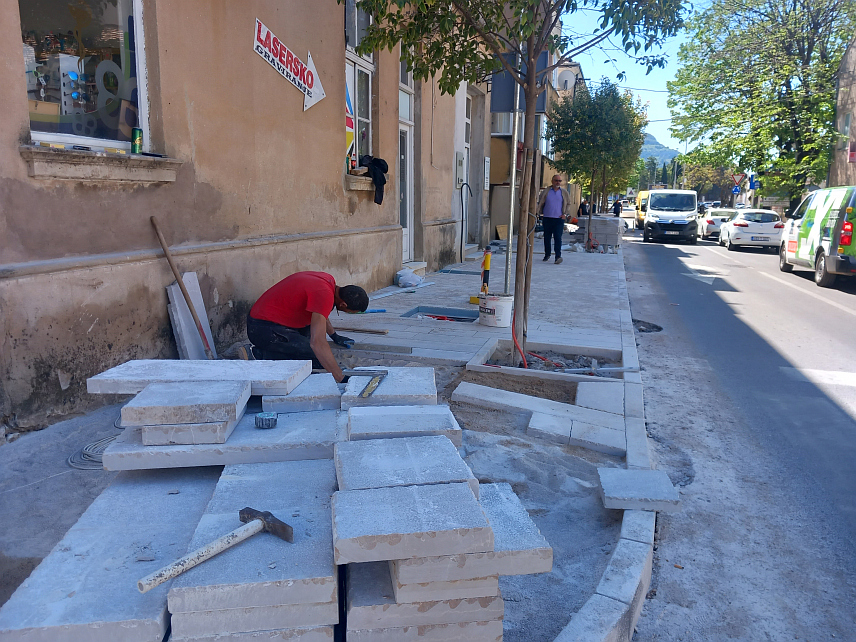 TРЕБИЊЕ, 13. АПРИЛА /СРНА/ - Поплочавање тротоара у Улици Вука Караџића у Tребињу је завршено, наредних дана биће настављено у другим дијеловима града, а очекује се да овај пројекат у потпуности буде завршен за двадесетак дана.