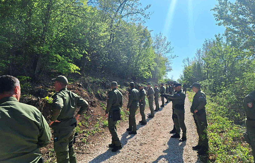 БЕОГРАД, 13. АПРИЛА /СРНА/ - Министарство унутрашњих послова /МУП/ Србије саопштило је да се у потрагу за тијелом двогодишње Данке укључило 50 припадника Жандармерије на потезу од села Злот ка мјесту Сумраковац, а акцијом претраге терена руководи начелник Полицијске управе Бор Зоран Милијић.