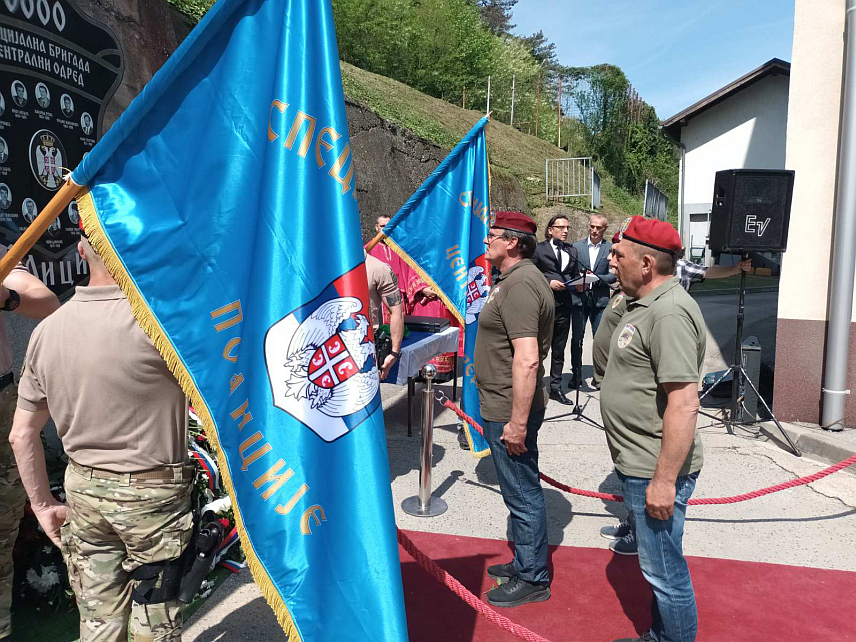 ЗВОРНИК, 13. АПРИЛА /СРНА/ - Централни одред Специјалне бригаде полиције Министарства унутрашњих пoслова /МУП/ Републике Српске обиљежио је данас у Зворнику 32 године од формирања у оквиру чега је служен парастос и положени вијенци на спомен-плочу погинулим припадницима.