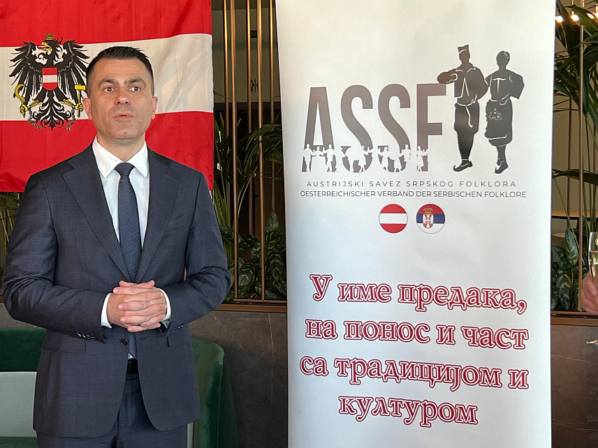 БЕЧ, 13. АПРИЛА /СРНА/ - Министар без портфеља у Влади Србије задужен за област дијаспоре Ђорђе Милићевић отворио је "39. Смотру културно-уметничког стваралаштва Срба у Аустрији", у организацији Аустријског савеза српског фолклора, на којој учествује више стотина младих из 13 ансамбала из цијеле Аустрије.
