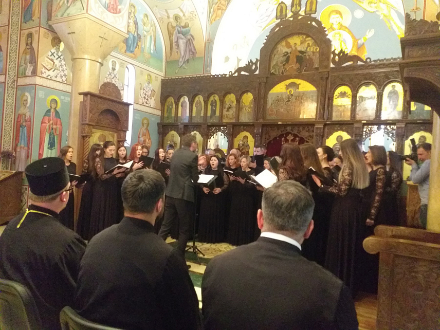 ИСТОЧНО САРАЈЕВО, 13. АПРИЛА /СРНА/ - Српско пјевачко друштво "Слога" из Сарајева вечерас jе у Храму Светог Василија Острошког у Источном Сарајеву, уз благослов Његовог високог преосвештенства митрополита дабробосанског Хризостома, приредило концерт сјећања на упокојене чланове овог друштва које је основано крајем 19. вијека.