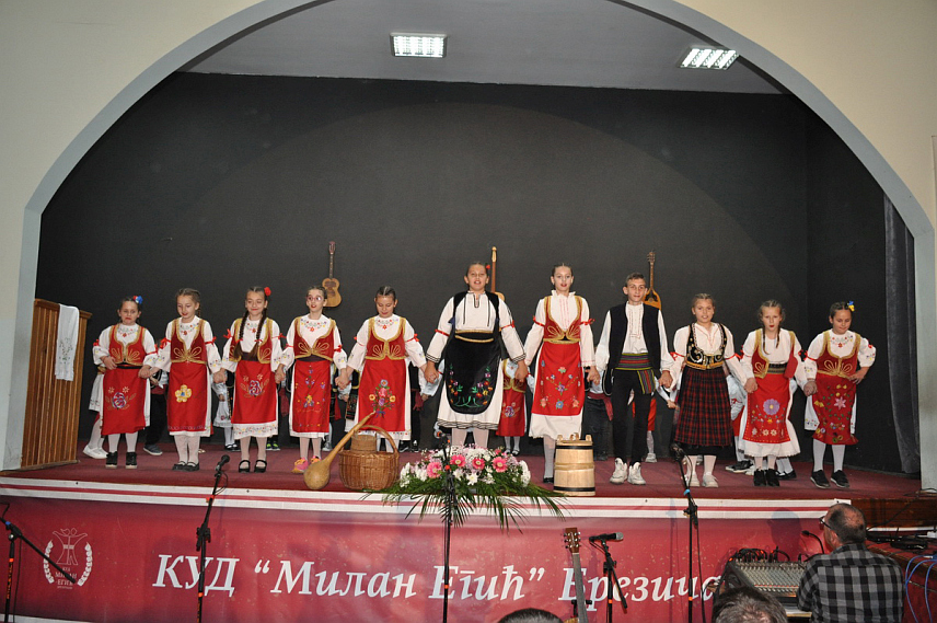 ПРИЈЕДОР, 13. АПРИЛА /СРНА/ - Чланови Културно-умјетничког друштва /КУД/ "Милан Егић" из Брезичана одржали су вечерас традиционално годишњи концерт којим су обиљежили 48 година од оснивања.