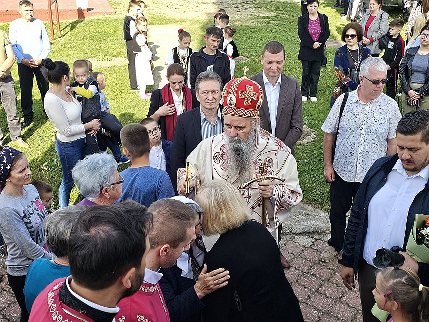 УГЉЕВИК, 14. АПРИЛА /СРНА/ - Његово преосвештенство епископ зворничко-тузлански Фотије поручио је данас у Угљевичкој Обријежи да су пост и молитва потребни свима.