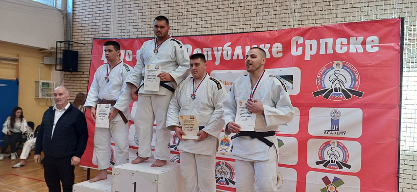 ЗВОРНИК, 14. АПРИЛА /СРНА/ - Чланови Џудо клуба "Соко" из Зворника освојили су златну и двије бронзане медаље на Првенству Републике Српске за јуниоре и старије пионире у Бањалуци.