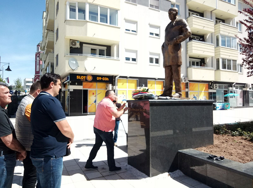 ИСТОЧНО САРАЈЕВО, 14. АПРИЛА /СРНА/ - Поводом четири године од смрти чувеног српског љекара Миодрага Лазића, који је радећи као хирург у ратној болници "Жица" у Блажују оставио неизбрисив траг у цијелој Републици Српској, данас су у Источној Илиџи служени парастос и положено цвијеће на споменик доктору Лазићу.