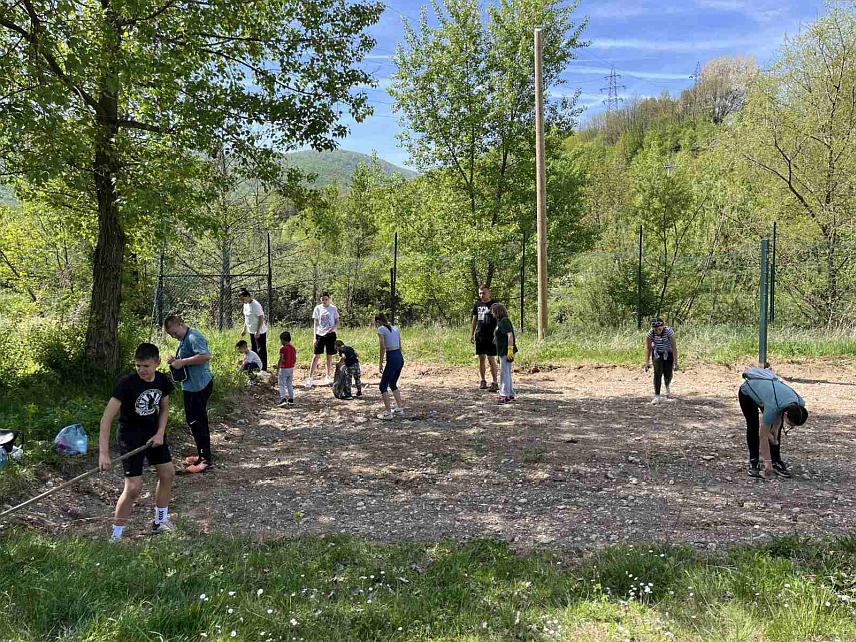 ИСТОЧНО САРАЈЕВО, 14. АПРИЛА /СРНА/ - Волонтерском омладинском акцијом уређења терена за одбојку на пијеску и некрополе стећака у Крупцу данас је у Источној Илиџи Удружење грађана "Пробуди се" из Источног Сарајева обиљежило завршетак пројекта "Уједињени млади за љепшу околину".