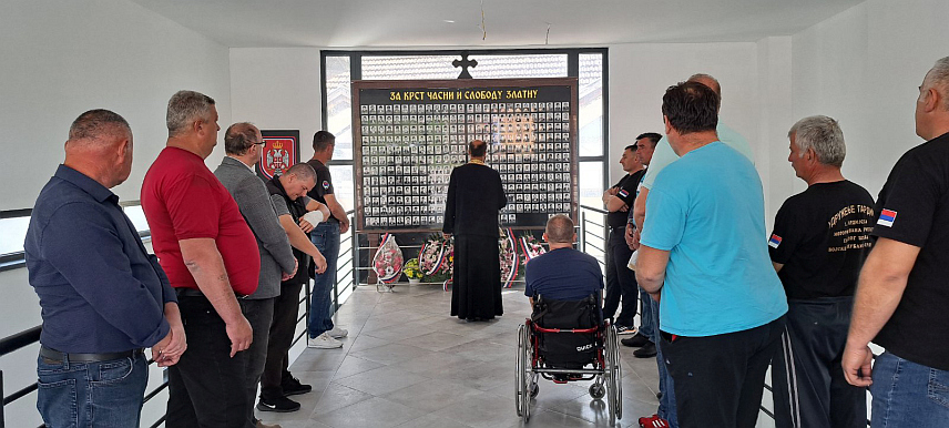 РИБНИК, 14. АПРИЛА /СРНА/ - У Спомен-соби у Горњем Рибнику данас је служен помен за све погинуле борце Одбрамбено-отаџбинског рата и 117 погинулих бораца Прве гардијске моторизоване бригаде Војске Репубике Српске.