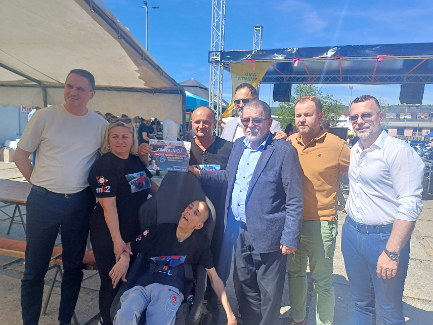 ДЕРВЕНТА, 14. АПРИЛА /СРНА/ - Први аутомобилски "Ђуле тјунинг шоу" окупио је данас испред спортске дворане у Дервенти велики број учесника са више од 180 возила, у оквиру актуелне републичке превентивне кампање "Ретро је ин - вози напријед, погледај назад".