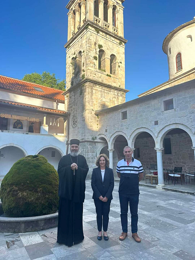 ШИБЕНИК, 14. АПРИЛА /СРНА/ - Његово преосвештенство епископ далматински Никодим примио је у владичанском двору амбасадора Грчке у Хрватској Антониу Катзоуроу која је том приликом посјетила и манастир Крку.