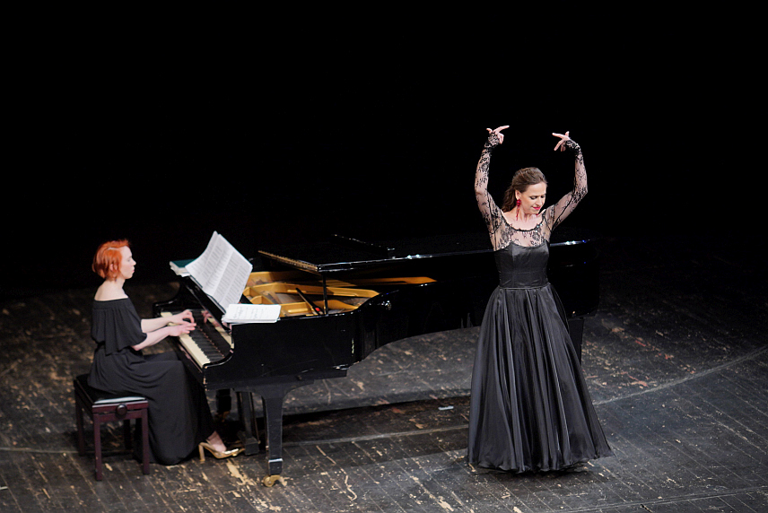 БАЊАЛУКА, 14. АПРИЛА /СРНА/ - У Народном позоришту Републике Српске у Бањалуци  одржано вокално-клавирско вече "Звијезде Опере Санкт Петербурга".