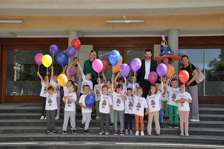 ПРИЈЕДОР, 15. АПРИЛА /СРНА/ - Градоначелник Приједора Слободан Јавор угостио је данас групу од 27 дјеце у оквиру пројекта "Мали туристи" који Туристичка огранизација града Приједора реализује ове седмице у сарадњи са предшколским установама "Радост" и "Мики и Мини".