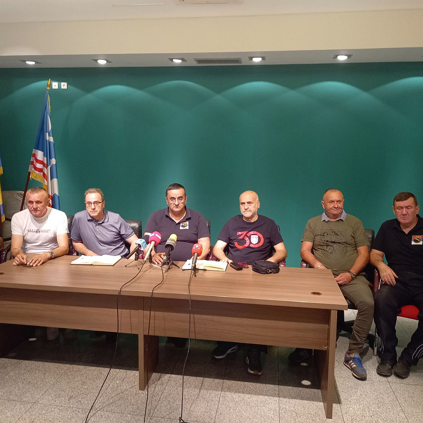 БИЈЕЉИНА, 15. АПРИЛА /СРНА/ - Координација удружења ветерана специјалних јединица Војске Републике Српске организовала је данас у Бијељини конференцију за новинаре о најављеној резолуцији о Сребреници и митингу у Бањалуци.