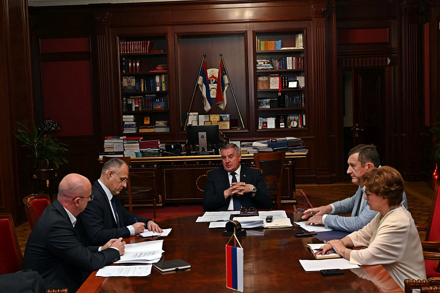 БАЊАЛУКА, 15. АПРИЛА /СРНА/ - Предсједник Владе Републике Српске Радован Вишковић Током састанка са предсједником Уније послодаваца Републике Српске Зораном Шкребићем.