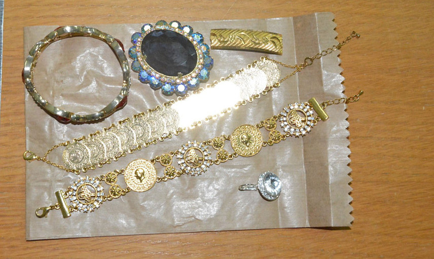 БАЊАЛУКА, 15. АПРИЛА /СРНА/ - Лица чији су иницијали Г.М. и Љ.Ђ. из Бањалуке ухапшена су због сумње да су починила тешку крађу и из куће у Котор Варошу украла пиштољ, накит, телефоне и друге предмете.