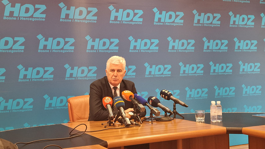 МОСTАР, 15. АПРИЛА /СРНА/ - Предсједник ХДЗ-а БиХ Драган Човић на конференцији за новинаре.