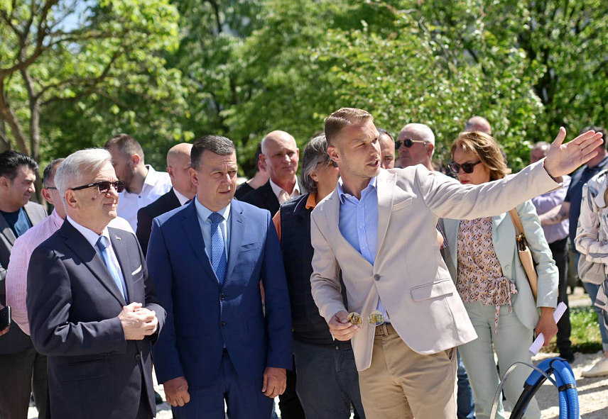 БАЊАЛУКА, 15. АПРИЛА /СРНА/ - У Бањалуци је данас почела градња кружне раскрснице на укрштању Западног транзита и Улице Триве Амелице, укупне вриједности 2.452.000 КМ и са роком за извођење радова од шест мјесеци.