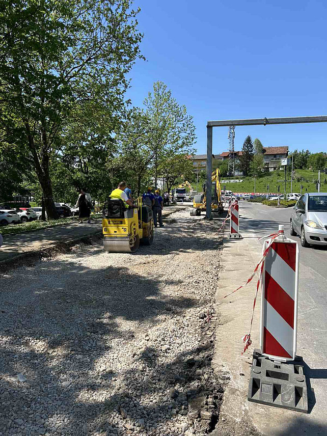 БАЊАЛУКА, 15. АПРИЛА /СРНА/ - У Бањалуци је данас почела градња кружне раскрснице на укрштању Западног транзита и Улице Триве Амелице, укупне вриједности 2.452.000 КМ и са роком за извођење радова од шест мјесеци.
