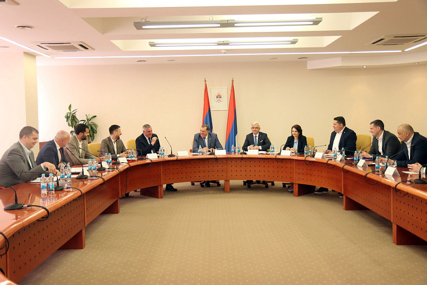 БАЊАЛУКА, 15. АПРИЛА /СРНА/ - Састанак предсједника странака владајуће коалиције у Републици Српској. Домаћин састанка је предсједник ДЕМОС-а Недељко Чубриловић, а присуствују лидери СНСД-а Милорад Додик, Уједињене Српске Ненад Стевандић, СП-а Петар Ђокић, НПС-а Дарко Бањац. /Фото - Борислав Здриња/