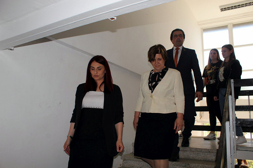 ШАМАЦ, 15. АПРИЛА /СРНА/ - Министар просвјете и културе Република Српска Жељка Стојичић посјетила је данас у Шамцу Средњошколски центар "Никола Тесла", гдје су завршене све фазе санације објеката оштећених у прошлогодишњем невремену, за шта је из буџета Српске издвојено 290.685 КМ.	
