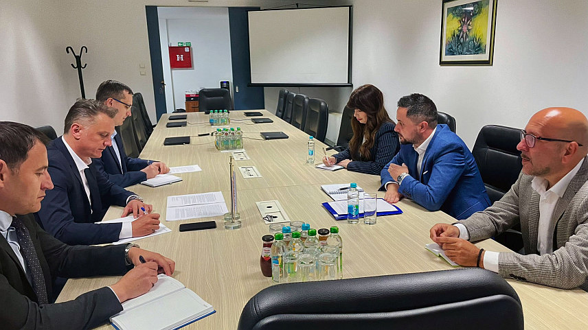 БАЊАЛУКА, 15. АПРИЛА /СРНА/ - Делегације ИРБ-а и Министарства спољне трговине и економских односа разговарале су данас у Бањалуци о сарадњи са Зеленим климатским фондом /ГЦФ/, акредитацији ИРБ-а за спровођење пројекта ГЦФ-а и дефинисање пројектних области.