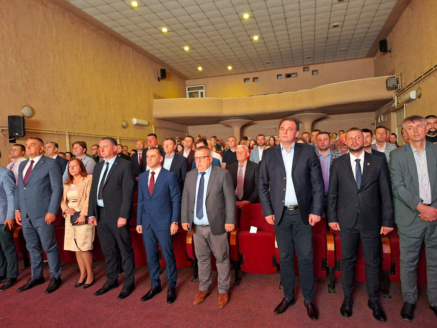 ШАМАЦ, 15. АПРИЛА /СРНА/ - У Шамцу је обиљежен Дан општине Шамац, 15. април, а тим поводом на свечаној сједници Скупштине општине додијељена су општинска признања.