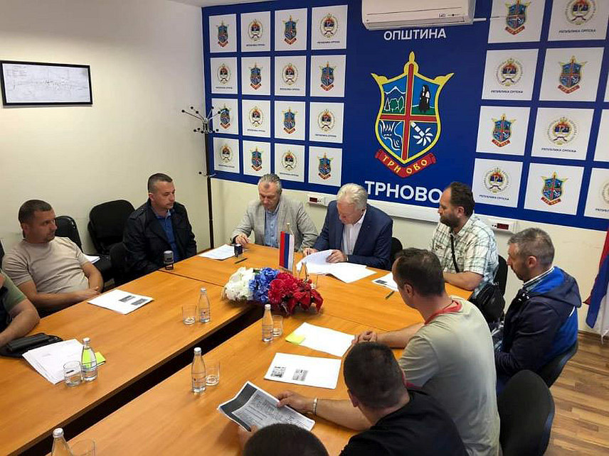 ТРНОВО, 15. АПРИЛА /СРНА/ - Општина Трново, швајцарски "Каритас" и 17 изабраних корисника потписали су данас уговор о додјели гранта за помоћ рањивим групама на тржишту рада у 2024. години у оквиру пројекта подршке и оснаживања кроз учешће и финансирање СЕЛЛС.