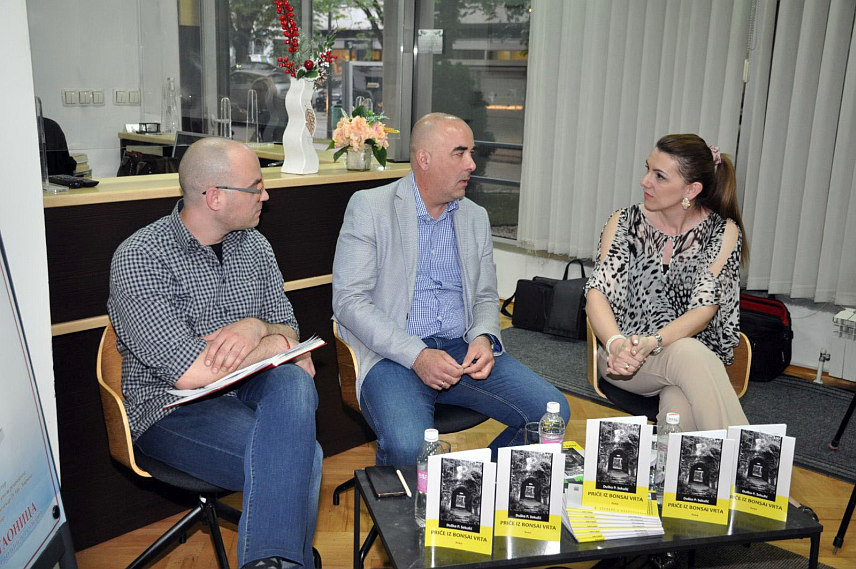 ПРИЈЕДОР, 15. АПРИЛА / СРНА/ - У Приједору је вечерас промовисана збирка кратких прича аутора Душка П. Секулића под називом "Приче из бонсаи врта" коју чини четрдесетак кратких прича.