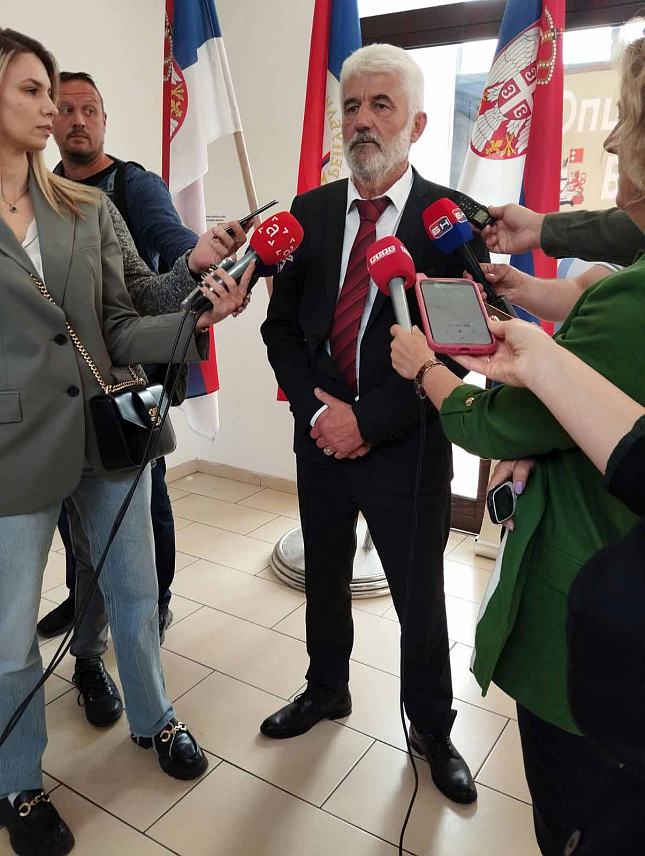 БИЛЕЋА, 16. АПРИЛА /СРНА/ - Начелник општине Билећа Веселин Вујовић на конференцији за новинаре.