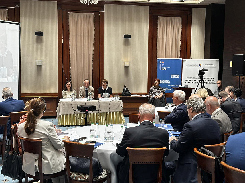 САРАЈЕВО, 16. АПРИЛА /СРНА/ - Предсједник Централне изборне комисије /ЦИК/ БиХ Ирена Хаџиабдић на регионалној конференцији у Сарајеву о улози вјештачке интелигенције у изборним процесима.