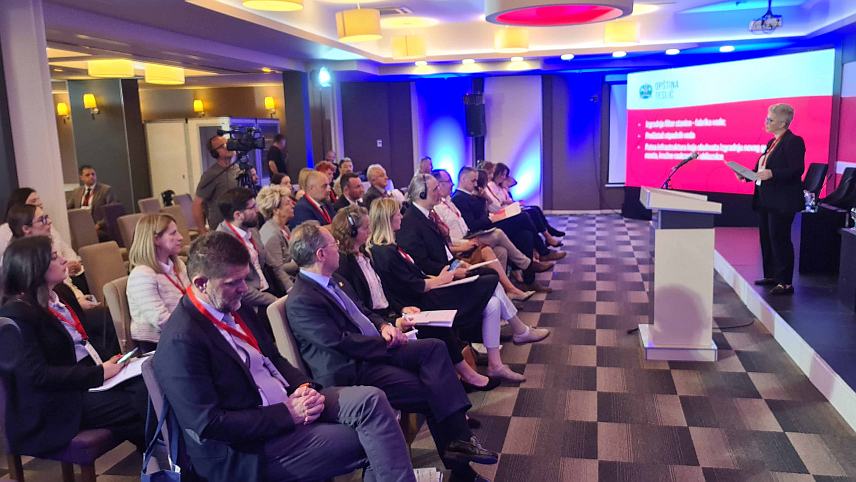 ДОБОЈ, 16. АПРИЛА /СРНА/ - Конференција Лер под називом "Откључавање потенцијала" одржава се у хотелу "Парк" у Добоју.